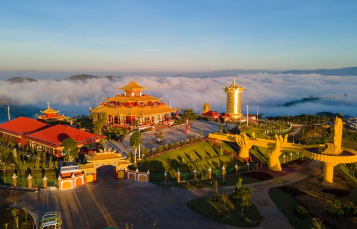 Samten Hills tựa như một viên ngọc quý giữa lòng thiên nhiên, nơi mà tinh hoa của tín ngưỡng Phật giáo được tôn vinh